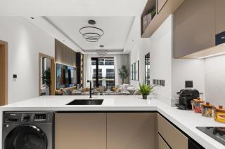 Stylish 2 Bedrooms, Pool, Gym & Family-Friendly - 4