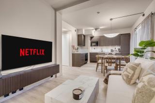 Arctic Lux Suite With Sea & Mountain View - 8