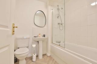 Littlebrooke House, Bolton, Free Parking, by NMB Property - 8