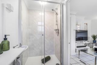 4 Bedroom Elegant House Near Peterborough City Center with Free Parking - Angus Suites by Contractor Lettings - 6