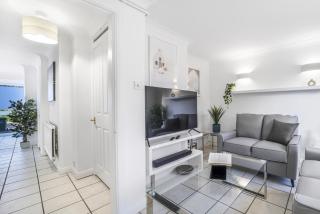 4 Bedroom Elegant House Near Peterborough City Center with Free Parking - Angus Suites by Contractor Lettings - 1