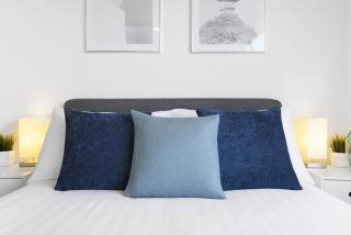 4 Bedroom Elegant House Near Peterborough City Center with Free Parking - Angus Suites by Contractor Lettings - 3