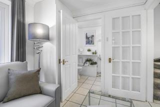 4 Bedroom Elegant House Near Peterborough City Center with Free Parking - Angus Suites by Contractor Lettings - 1