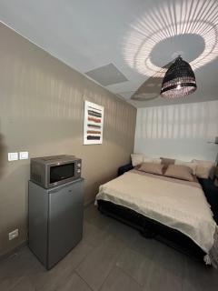 Chambre individuelle avec coin repas et entrée privative dans Villa avec Piscine WC & SDB communs - 6