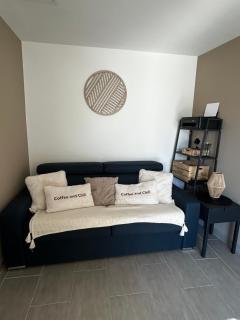 Chambre individuelle avec coin repas et entrée privative dans Villa avec Piscine WC & SDB communs - 5