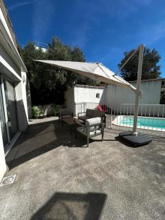 Chambre individuelle avec coin repas et entrée privative dans Villa avec Piscine WC & SDB communs - 2