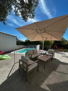 Chambre individuelle avec coin repas et entrée privative dans Villa avec Piscine WC & SDB communs - 0