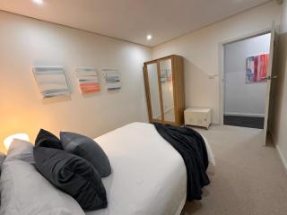 MetaWiseBnB 2BR Industrial Charm in Petersham - 6