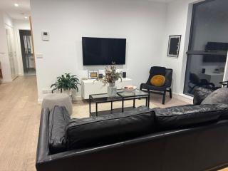 Beautiful light filled modern apartment in Kew - 1