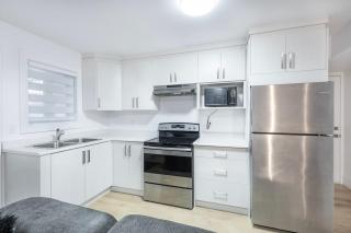 Bright & Modern Surrey Basement Suite with Queen Beds & Parking - 9