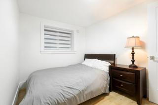 Bright & Modern Surrey Basement Suite with Queen Beds & Parking - 2