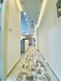 Modern Cozy 2BR Retreat Near Nile Corniche - 6