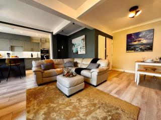 Stunning 3 Bedroom Town House - 5 mins to BEST Beach -Free Parking - 0