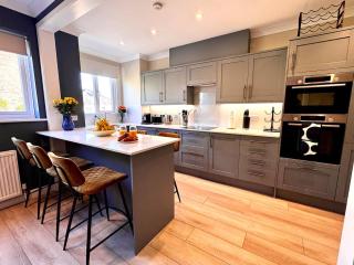 Stunning 3 Bedroom Town House - 5 mins to BEST Beach -Free Parking - 9