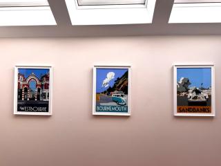 Stunning 3 Bedroom Town House - 5 mins to BEST Beach -Free Parking - 6