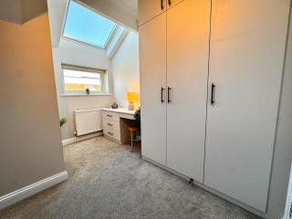 Stunning 3 Bedroom Town House - 5 mins to BEST Beach -Free Parking - 4