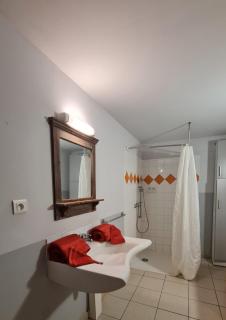 Grand F2 clim wifi lave linge vue mer résidence piscine mer à pied - 1