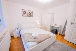 6 BR House with Free Parking, Garden & Fast WiFi - Cardiff - 0