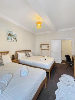 Free Parking, Central, Spacious, 2 bed Apartment sleeps 8 Newark Town Centre - Amaya Fourteen - 3