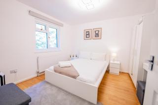 6 BR House with Free Parking, Garden & Fast WiFi - 8