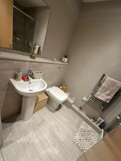 Sleek Contemporary Luxury One-Bedroom Apt - 7