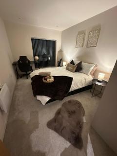 Sleek Contemporary Luxury One-Bedroom Apt - 7