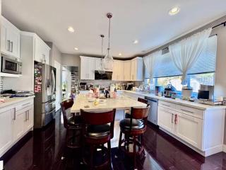 Bright Room Workspace Quiet Sammamish Home with share living room - 2