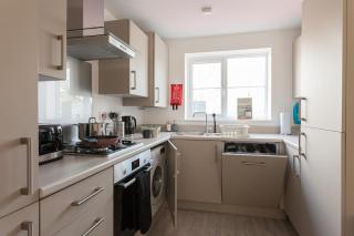 Runcorn Spacious Modern 3 bedroom House, 4 beds, On site Parking, Long stay deals - 3