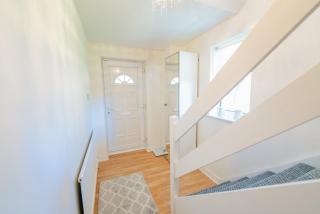 3 BR House With Free Parking, Garden & Fast Wifi - 7