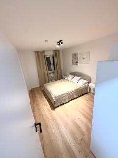 Frisch sanierte 2 Zm WHG Nähe Siemens und Uni - 1