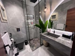 Brand-New Luxury Zamalek Retreat-Partial Nile View - 3