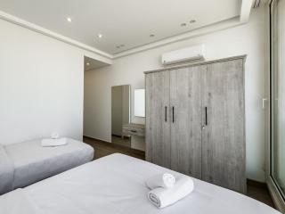 Poolside Townhome with 2 Masters, a Huge Terrace in El Gouna - 2