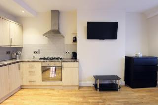 2 Bedroom Bright & Cozy Getaway in Hendon - 2