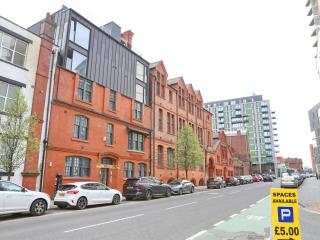 Stunning Split Floor Flat by Manchester Victoria - Pass the Keys - 6