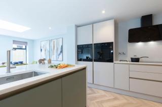 Elliot Oliver - Spacious Five Bed Town House With Garden & Garage - 9