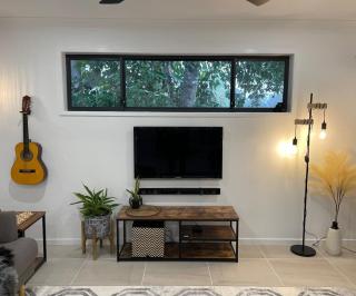 La Chaumiere - Charm and character in leafy green suburb - 2