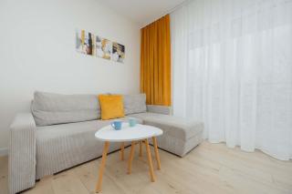 Green Apartment in Warsaw with Parking, Bathtub and Desk for Remote Work by Noclegi Renters - 0