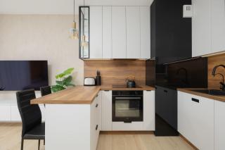 Green Apartment in Warsaw with Parking, Bathtub and Desk for Remote Work by Noclegi Renters - 9