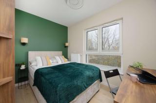 Green Apartment in Warsaw with Parking, Bathtub and Desk for Remote Work by Noclegi Renters - 8