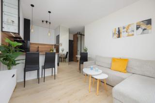 Green Apartment in Warsaw with Parking, Bathtub and Desk for Remote Work by Noclegi Renters - 6