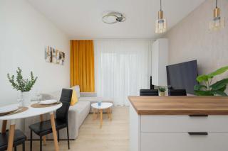 Green Apartment in Warsaw with Parking, Bathtub and Desk for Remote Work by Noclegi Renters - 1