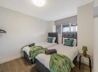 Free Parking - 3 Bedrooms - Sleeps 7 - Airport - 6