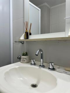 Dpto con balcón, parrilla, living amplio y luminoso - 9