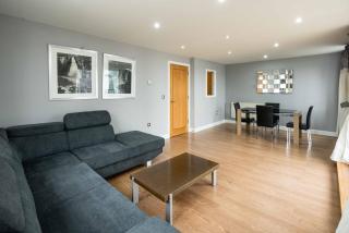 2BD Riverside Views and Comfort - 0