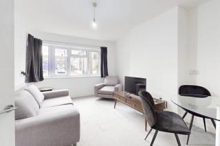 Bright 2-Bed Flat Near Catford Rail Station Easy Access to Central London - 8