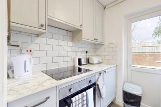 Bright 2-Bed Flat Near Catford Rail Station Easy Access to Central London - 9