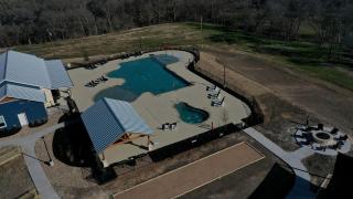 Modern Tiny House Rental Perfect for Glamping near Austin - 6