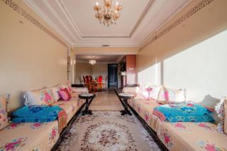 2BR Elegant Apartment Pool & Parking - 3