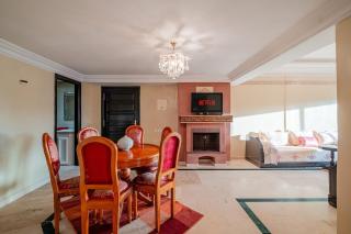 2BR Elegant Apartment Pool & Parking - 2