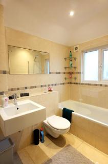 2 Bedroom Bright & Cozy Getaway in Hendon - 8